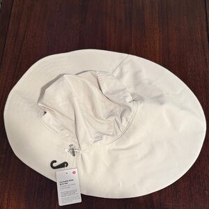 NWT Lululemon Athletica Cinchable Wide Brim Hat in Cream